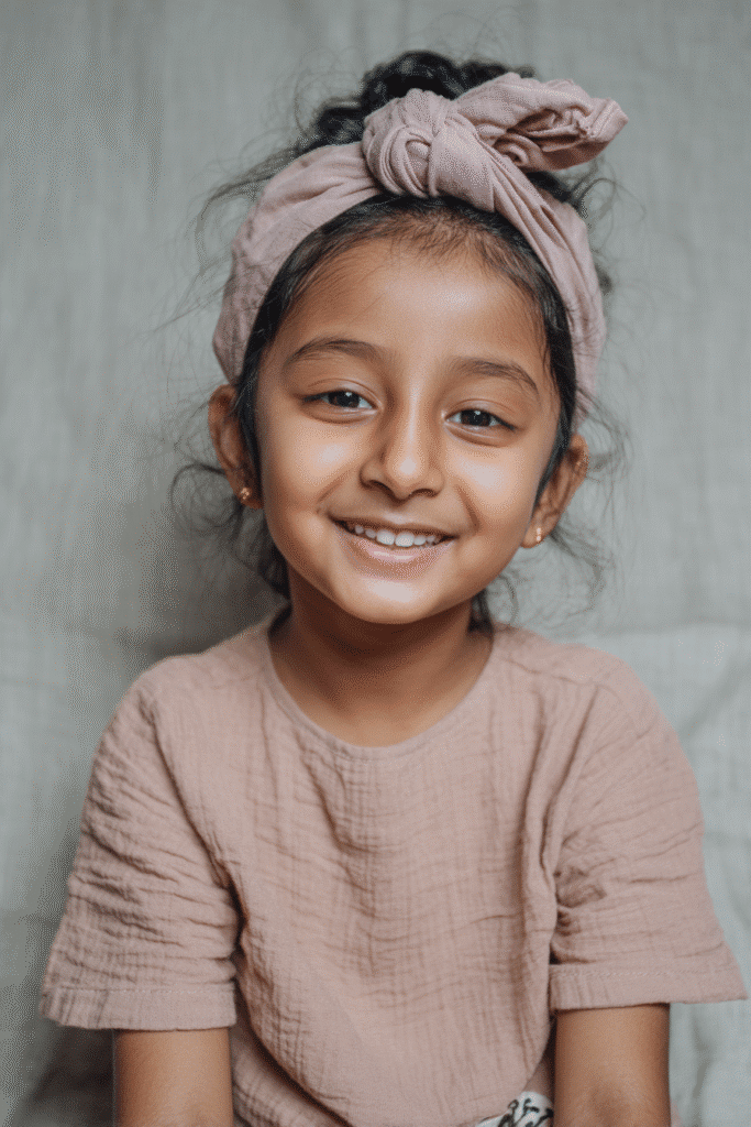 A shoulder-length lob worn with a knotted headband that adds a stylish focal point.