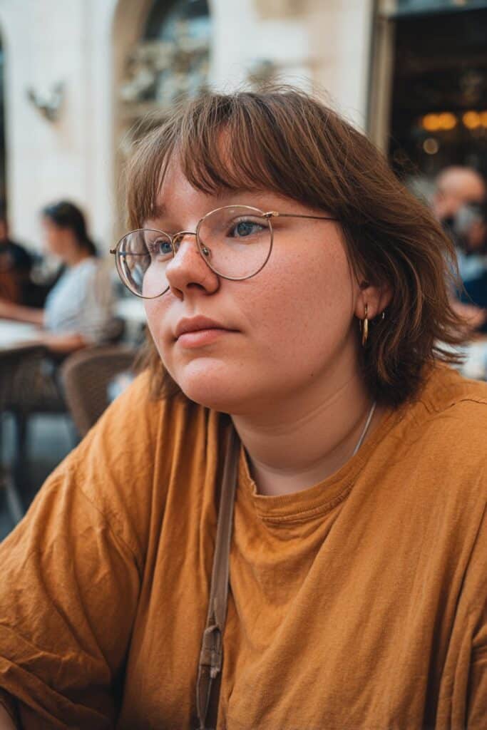 Shaggy haircut with curtain bangs for women.