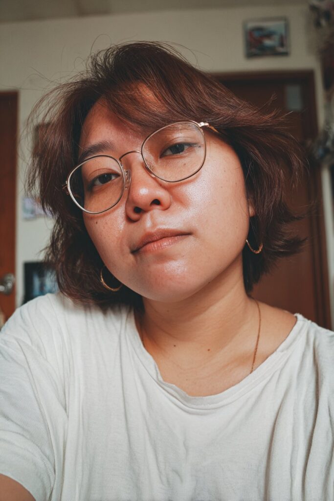 Short shag haircut with wispy layers for women.