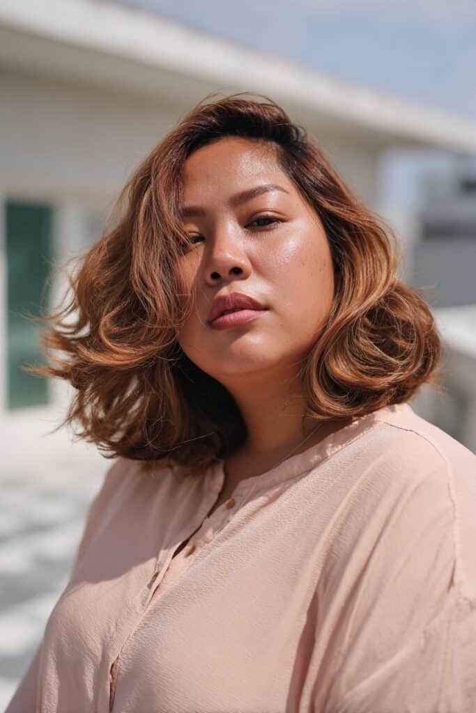 Wavy bob hairstyle with highlights for fat face and thin hair