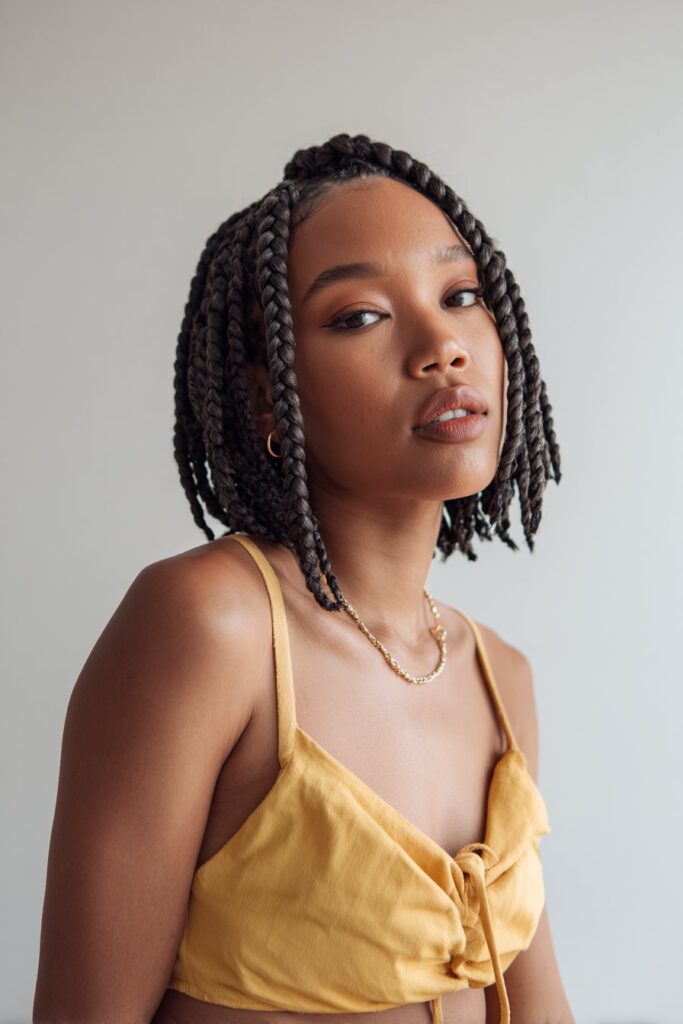 Short jumbo knotless braids bob protective hairstyle