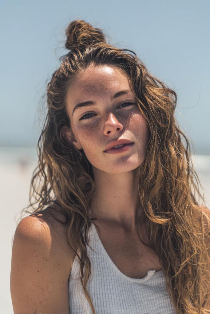 Messy half up beachy waves hairstyle for casual look