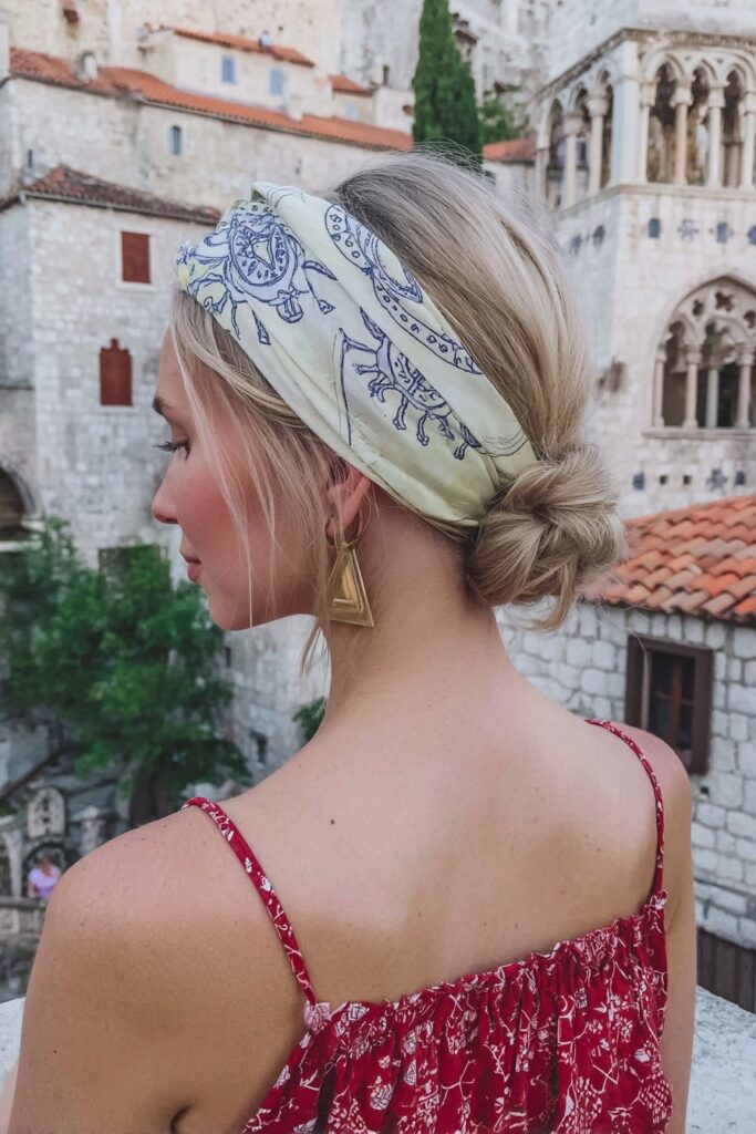 15 Elegant Bandana Hairstyles for Work to Try 15 Bandana hairstyles for work side bun wrap