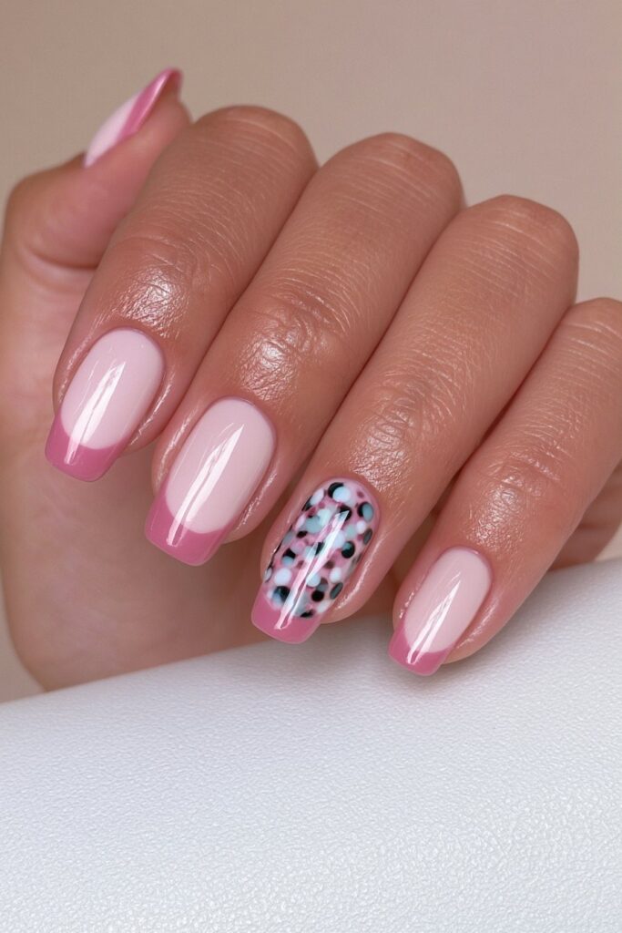 Polka dot accent short nails