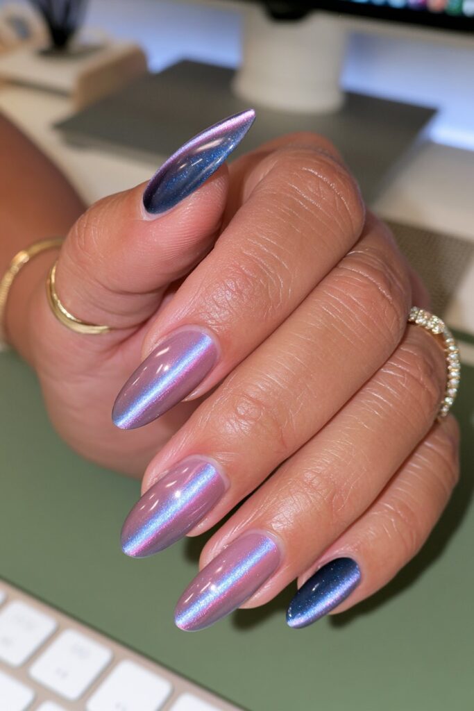 22 Blue Jelly Nail Designs for a Sheer, Glassy Manicure 9 Blue jelly cat-eye nails