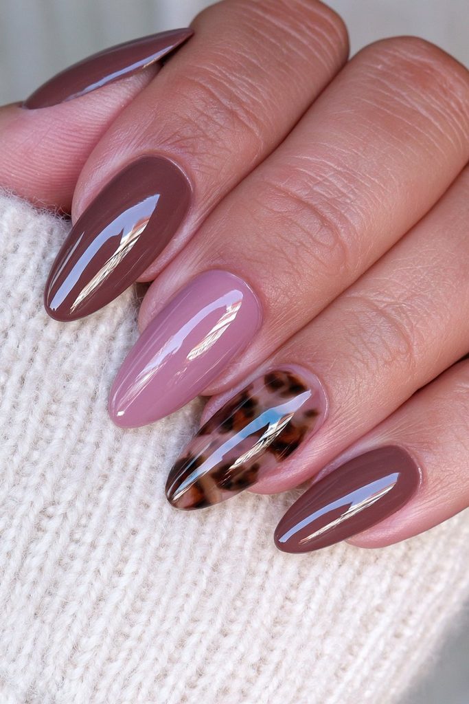 Chocolate nails with warm tortoiseshell accent nail details