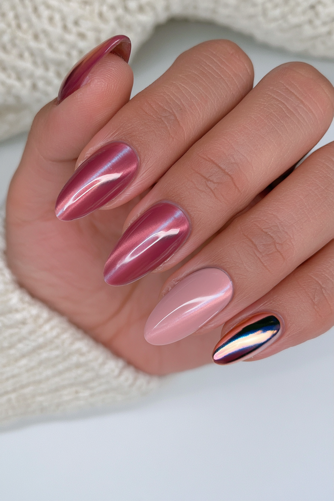 Cat-eye nails combined with reflective chrome metallic shine