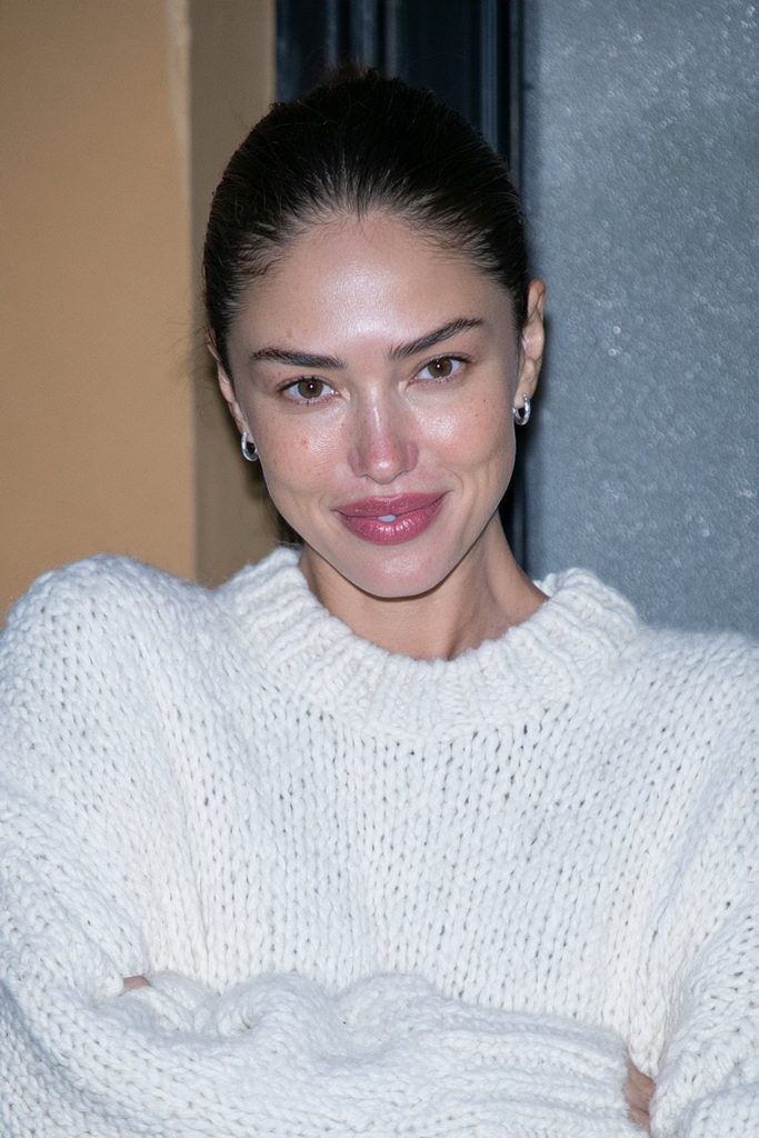 25 Cold Girl Makeup Ideas That'll Have You Ready for Winter 22 Chapped-look lip tint makeup