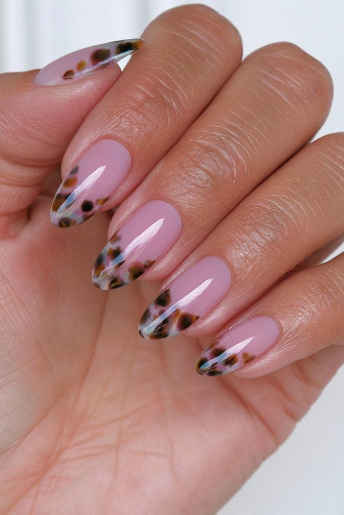 Delicate micro tortoiseshell nail pattern