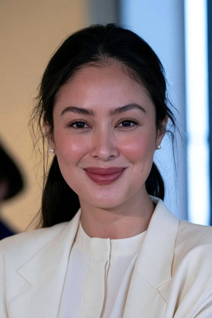 25 Cold Girl Makeup Ideas That'll Have You Ready for Winter 24 Office-ready everyday cold girl makeup