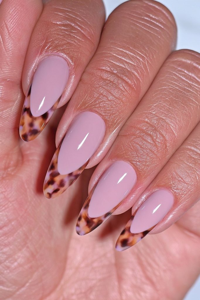Tortoiseshell cream neutral nails