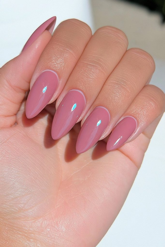 25 Mocha Mousse Nails Ideas for a Cozy, Creamy Manicure 1 Glossy mocha mousse manicure nails