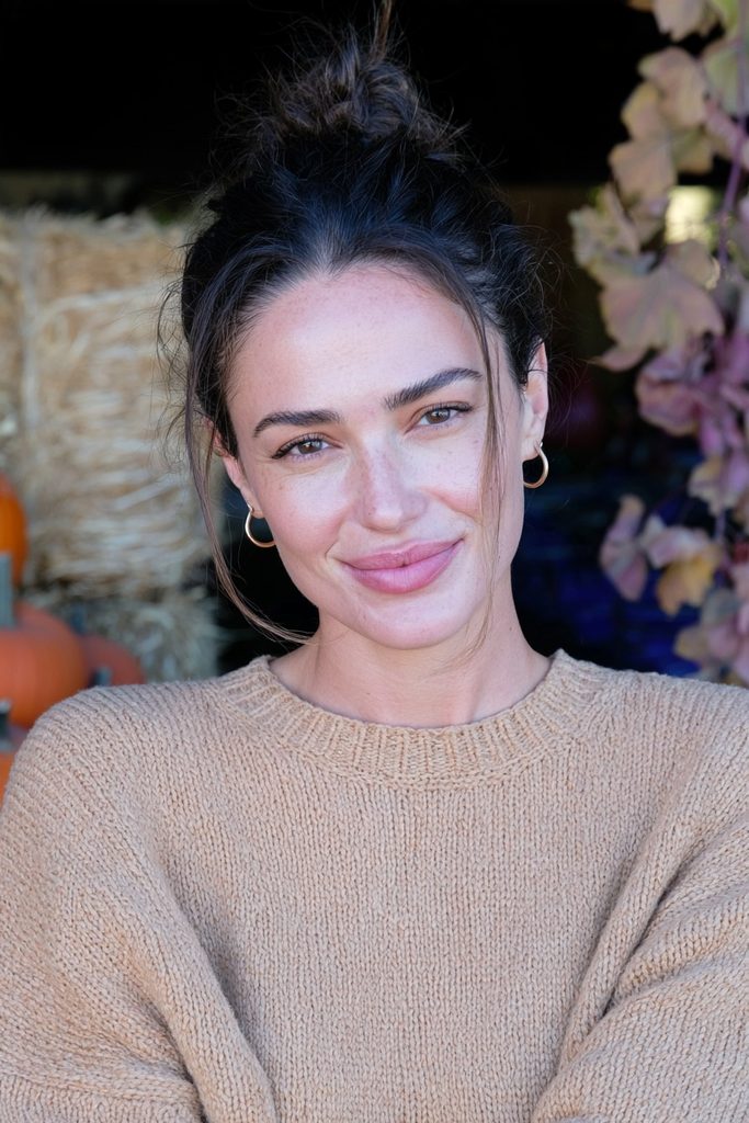 22 Easy Pumpkin Patch Hairstyles That Feel Cozy 6 Low messy bun face-framing pieces