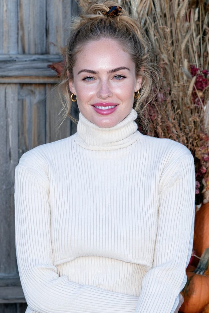 22 Easy Pumpkin Patch Hairstyles That Feel Cozy 7 Twisted claw clip pumpkin patch updo
